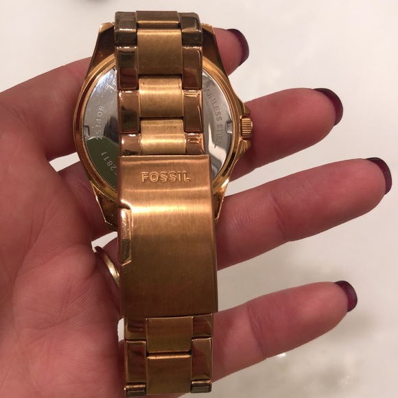 Gold Fossil watch - Picture 4 of 4